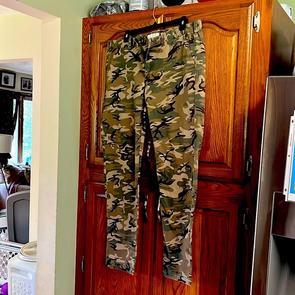 EXPRESS Camouflage SKINNY FIT JEANS       SIZE 34/32 measured is 31 inch - Picture 1 of 16